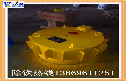 电磁除铁器 煤碳砂石选矿机砖厂输送带用 保护破碎设备,中国某企业引进了一套选进的德国电磁除铁器设备,德国工程师在设备安装调试验收的时候发现一个螺丝歪了,虽然出现了这样的问题,但是设备本身的紧固度没有问题,影响不大。可是,德国工程师坚决认为:出现这样的总是是因为内拧螺丝时没有按规范标准操作。于是把螺丝拧了下来,重新安装。德国的设计师之所以能够做到这些,关键就在于他们对待细节的那种认真,精细甚至是略带刻板的态度