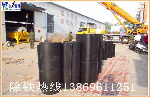 输送带专用悬挂式强磁除铁器皮带永磁铁吸铁器rcyb-8除铁器皮带,电磁除铁器在采矿,焦化,煤等皮带输送行业作为除铁设备领域,已被广泛应用.皮带铁除铁器自动卸载铁带使用高强度一体式橡胶圈,一个带刮刀易于完成卸载操作.为了保护皮带延长皮带寿命,可以支撑安装支架,用这种支架支撑可以满足不同的安装方式. 永磁自卸式除铁器皮带广泛应用于矿山,冶金,煤炭,火电,化工,建材等行业.电子式树脂铸造用内部使用的圆盘型隔膜,这种圆形隔膜采用自冷式全密封结构.其优势是具有较大的渗透深度,强吸力,防尘,防雨,腐蚀等特点,在极恶劣的环境下仍能可靠运行.回收磁性材料并防止磨床,破碎机等机械设备损坏和磨损,具有可靠的保护作用.